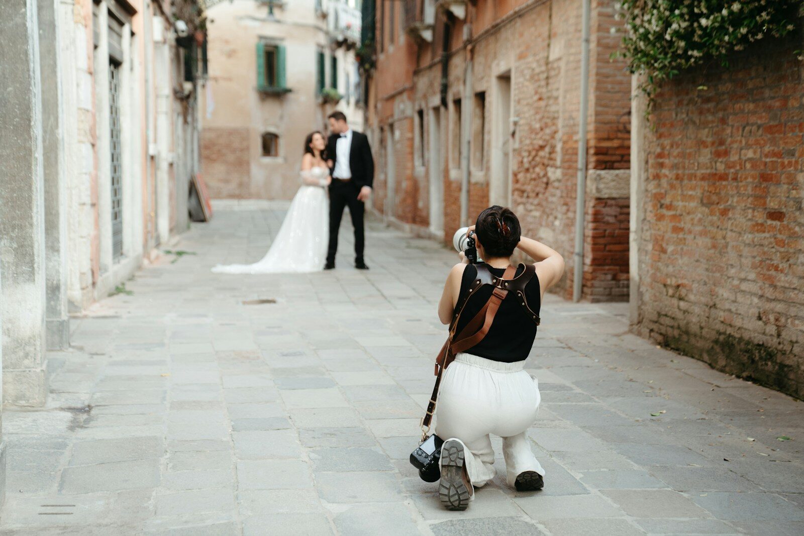 Photographer captures couple in a narrow venetian alleyway.