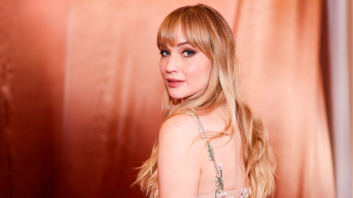 Jennifer Lawrence’s Everyday Jeans Are Loose and Effortless — Shop the Look!