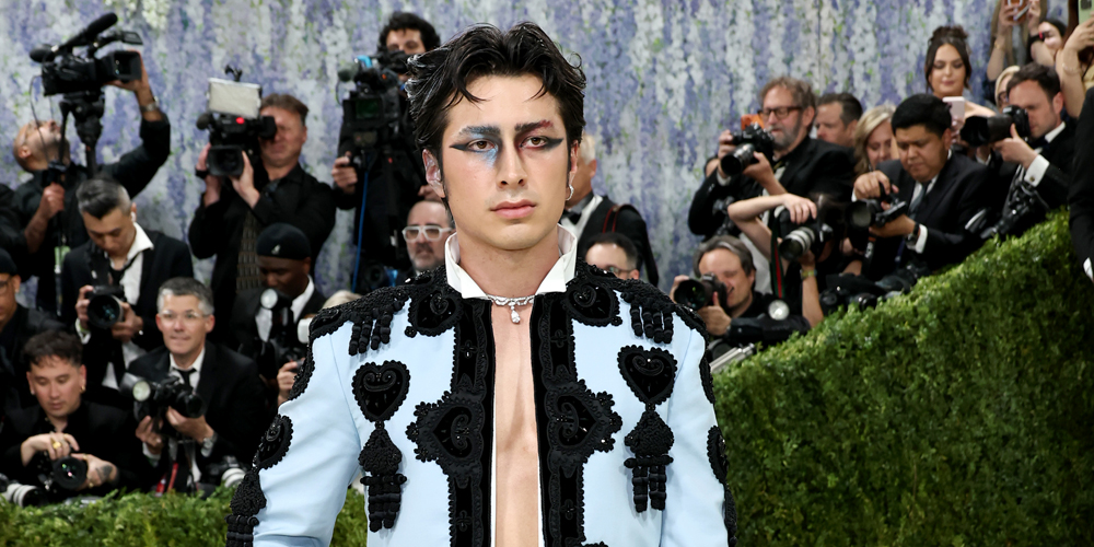 Hudson Williams Makes Met Gala Debut, Wears Dramatic Eye Makeup for 2026 Red Carpet!